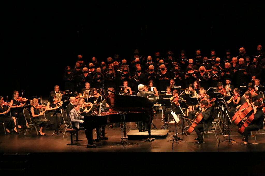 Photo de Rudy Gatti jouant un concerto de Chopin avec l’Orchestre Symphonique de Perpignan-Méditerranée et les ensembles vocaux Mélopoia et Polyphonique, 4 juillet 2021, Palais des Congrès du Cap d’Agde.