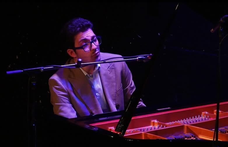 Rudy Gatti jouant du piano et chantant en direct dans l'émission Génération France Musique, le live - 11 octobre 2025.