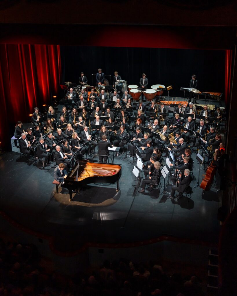 Rudy Gatti, pianiste en concert du Nouvel An accompagné de l’orchestre La Lyre Biterroise dirigé par Victor Madrènes au Théâtre Municipal de Béziers le 5 janvier 2024.