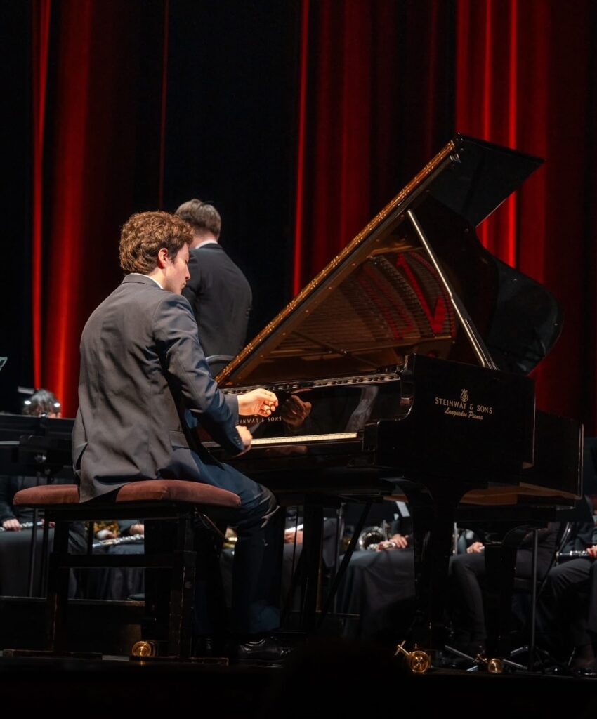 Rudy Gatti, pianiste en concert du Nouvel An accompagné de l’orchestre La Lyre Biterroise dirigé par Victor Madrènes au Théâtre Municipal de Béziers le 5 janvier 2024.